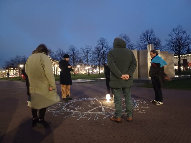 De stiltekring voor vrede, een initiatief van Stop de Oorlog Amsterdam, al een paar jaar elke maandag van 18 tot 19 uur op het Museumplein. 