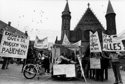 Demonstratie op het Binnenhof, 1983/84 Archief Jet Vesseur, fotograaf onbekend