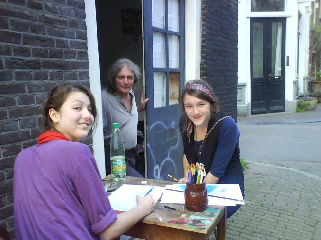 Rosa (rechts) met een vriendin(netje) op de stoep bij Martijn (op de achtergrond) in de Bloemstraat, mei 2009