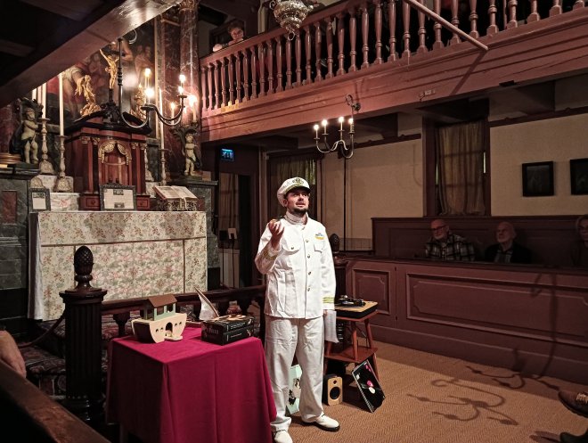 Mounir Samuel op de zolder van museum Ons´ lieve Heer op solder.