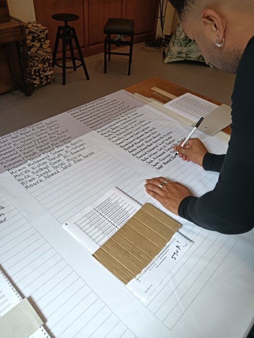 Mijn buurman bij het namen schrijven in de Keizersgrachtkerk september 2026